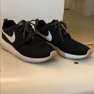 Women’s Nike roshe athletic shoes